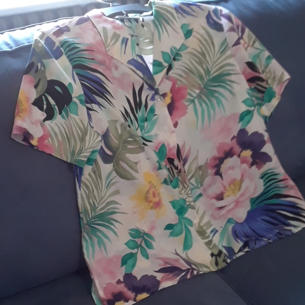Multicolored pretty buttoned blouse.